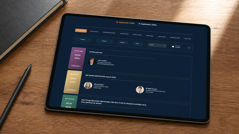Tablet zeigt den Programmplaner des Big Bang KI Festivals mit Bühnen und Vorträgen