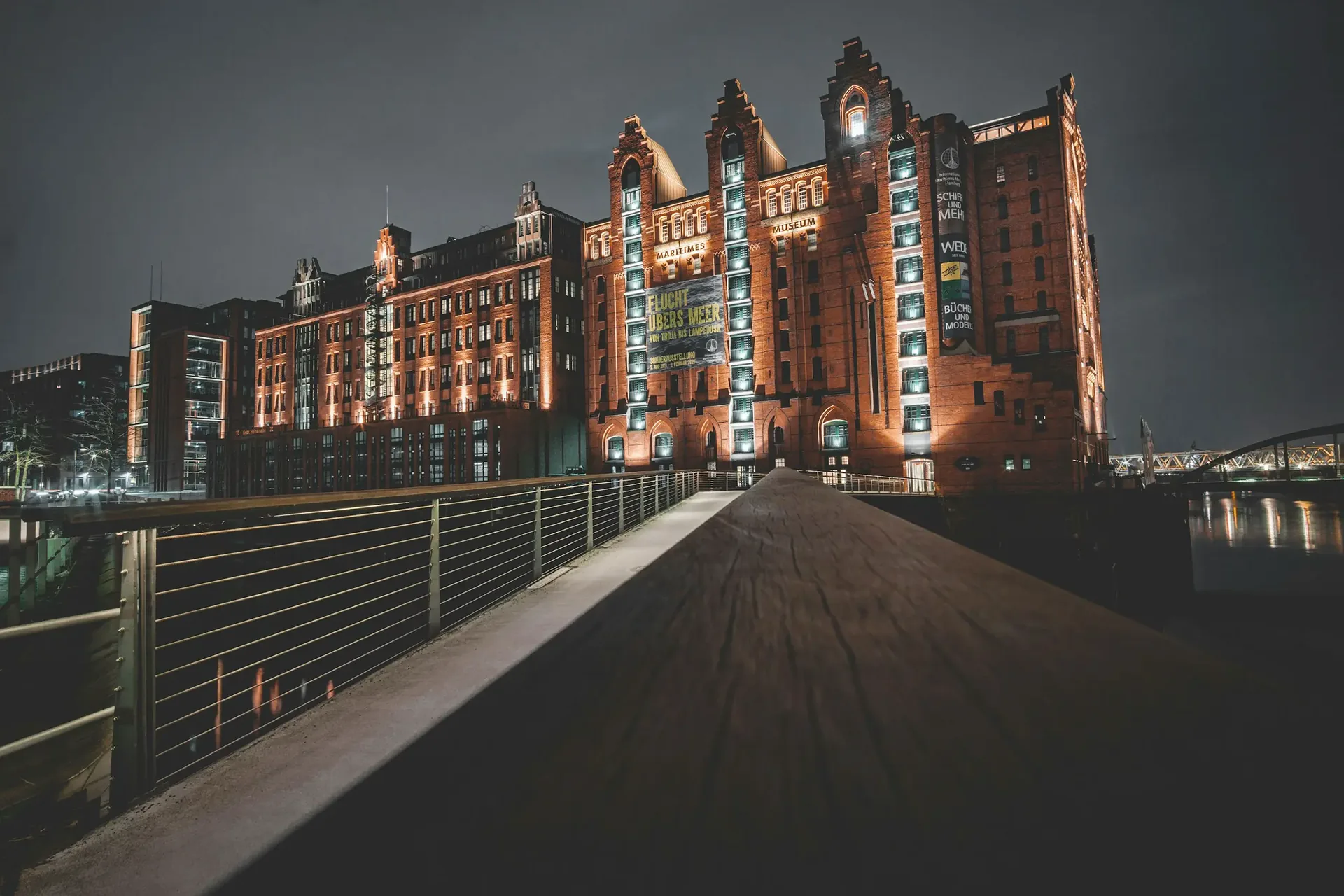 Beleuchtete Backsteinfassade des Internationalen Maritimen Museums Hamburg bei Nacht
