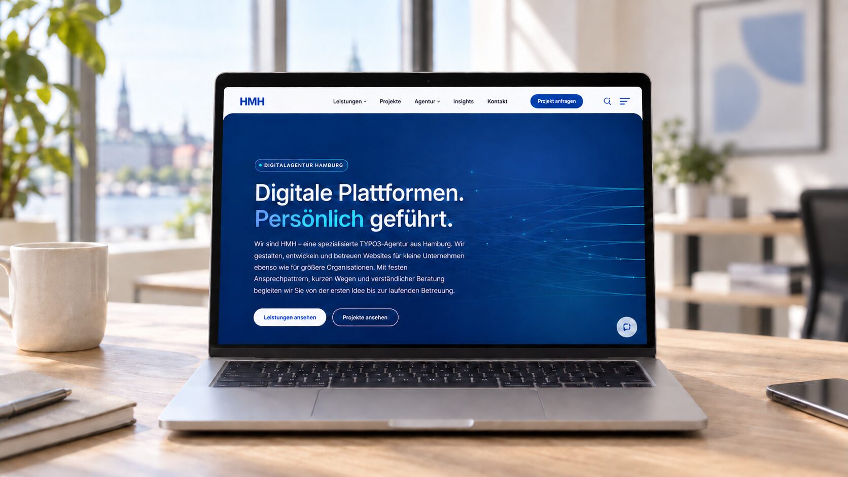 Laptop zeigt die Startseite der neuen HMH-Website mit dem Titel „Digitale Plattformen. Persönlich geführt.“